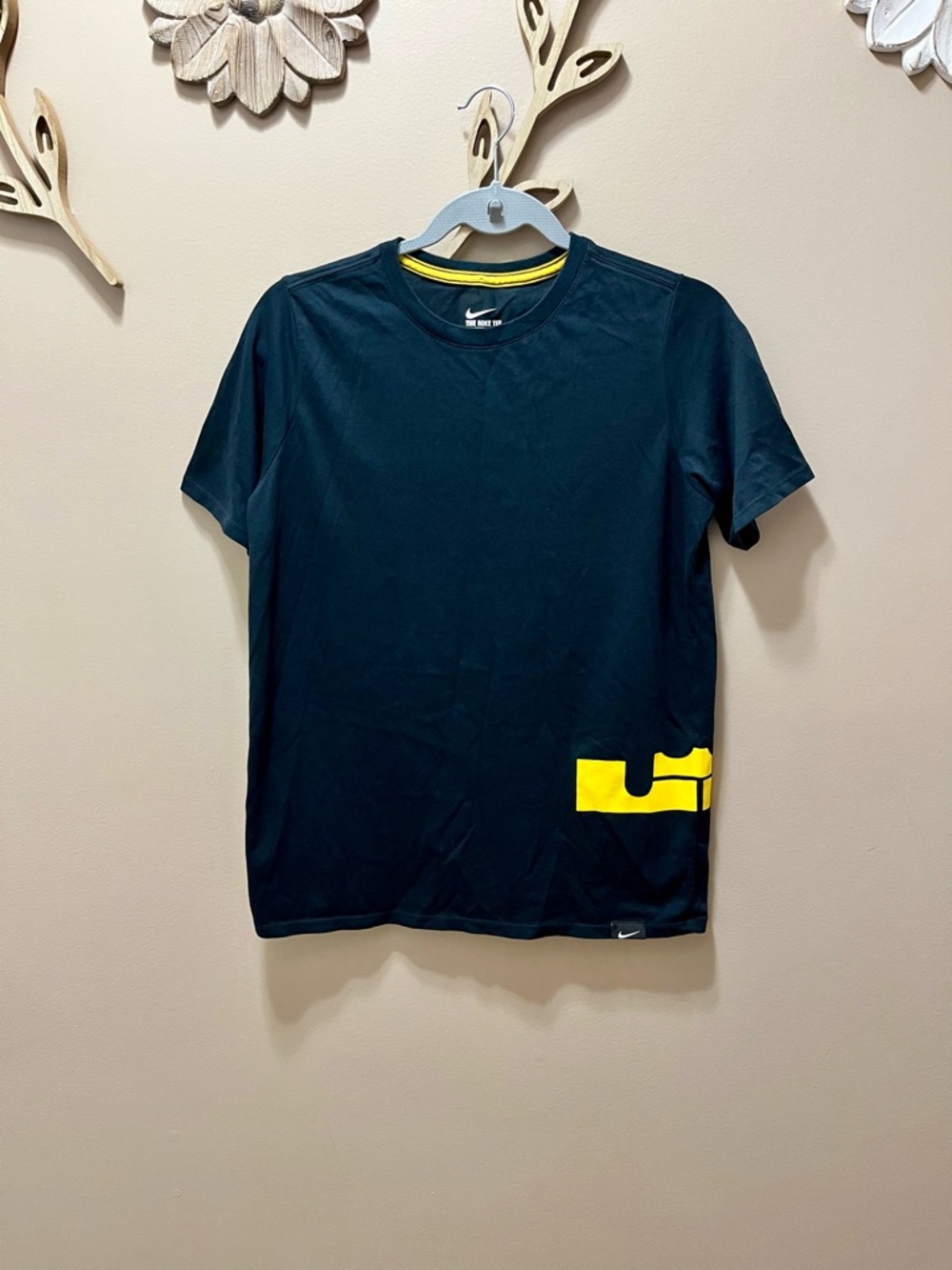 Nike Dri Fit LeBron James Lion T Shirt Athletic Cut Size XL